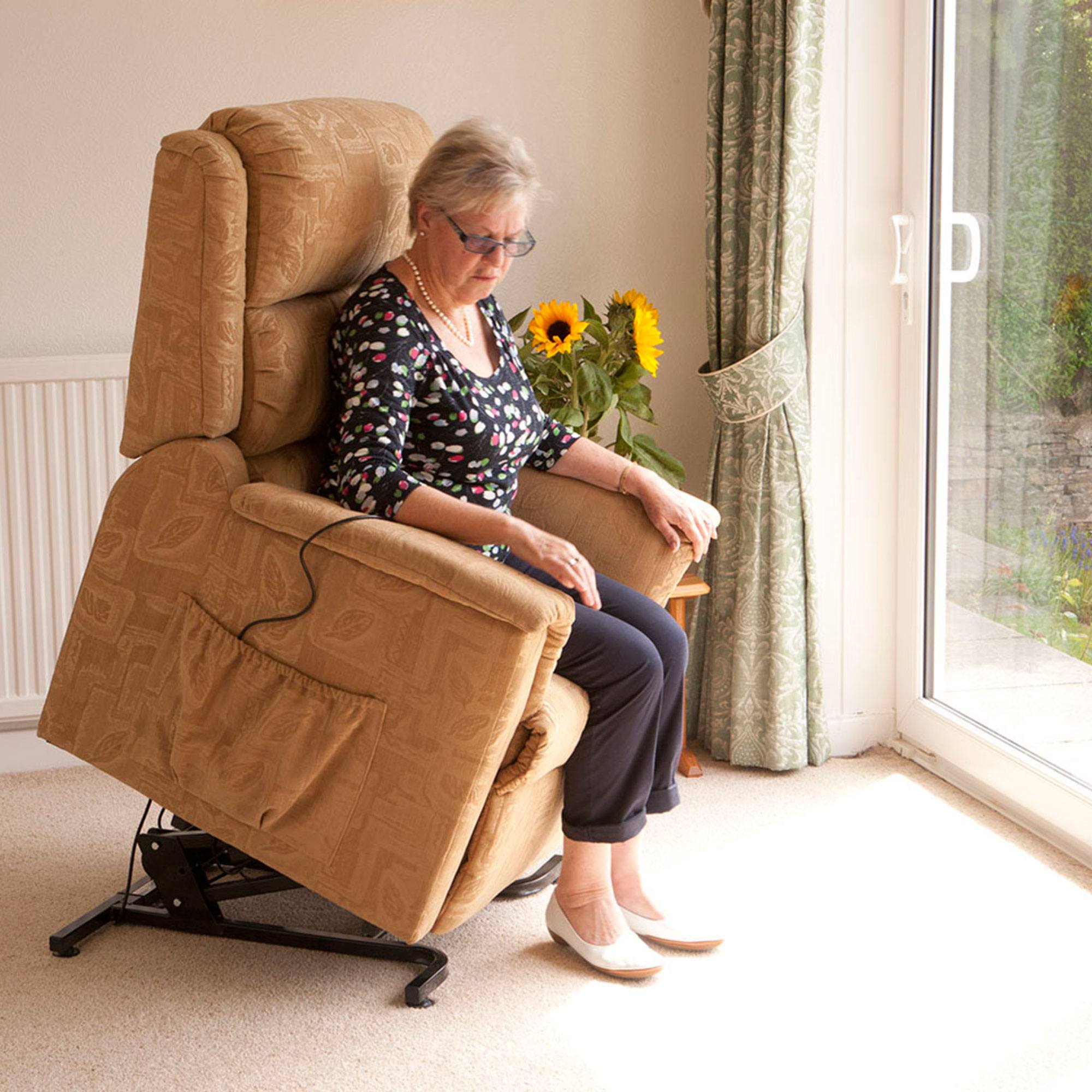 Recliner armchair for outlet elderly